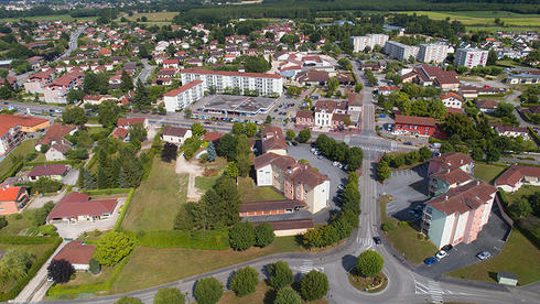 Coeur de ville de Péronnas avec des bâtiments et des habitations